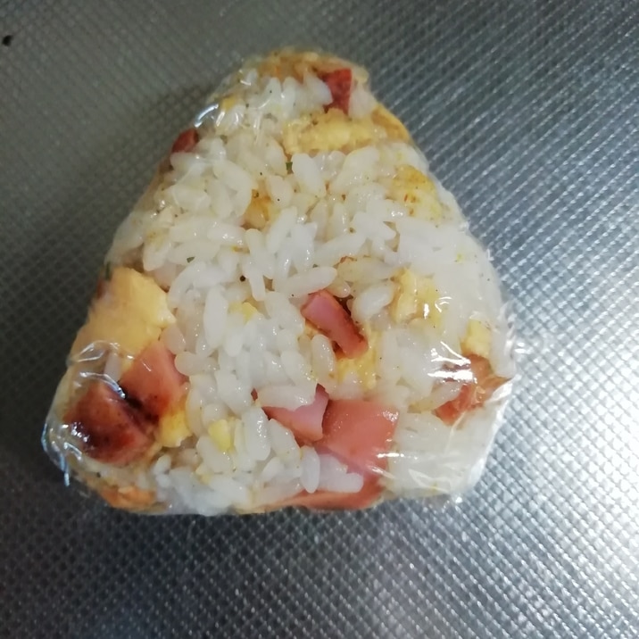 おにぎり*魚肉ソーセージ卵